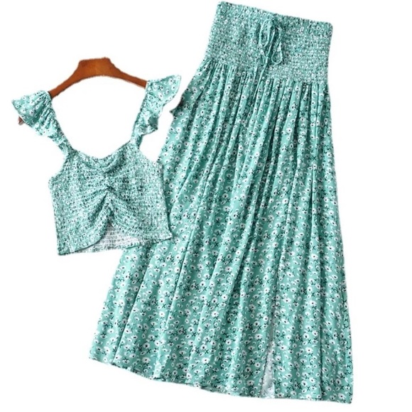 Dresses & Skirts - 2 piece green floral set